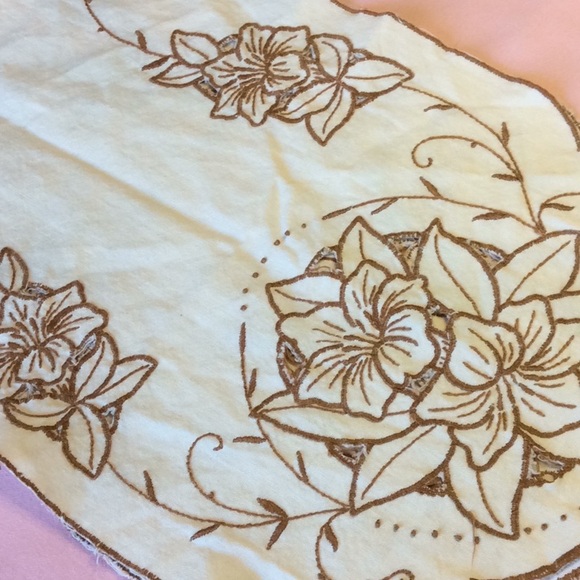 FINAL SALE PRICE 2 Vintage Table Runners + Sm. Spring Pillow - Picture 3 of 11